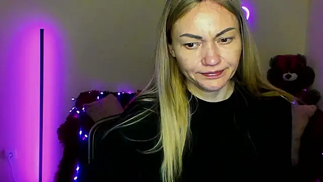 Snapshot of BlondMikey22 chatting on April 22, 5:31 pm BlondMikey22 online show from April 22, 5:31 pm