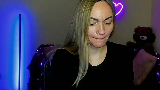 Snapshot of BlondMikey22 chatting on April 19, 6:21 pm BlondMikey22 online show from April 19, 6:21 pm