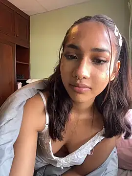 Snapshot of lyla_luv chatting on February 15, 4:57 am lyla luv online show from February 15, 4:57 am