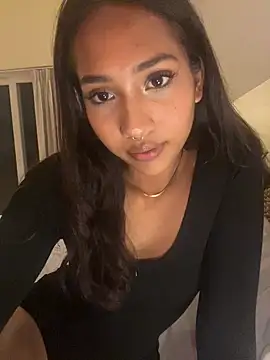 Snapshot of lyla_luv chatting on February 22, 2:30 pm lyla luv online show from February 22, 2:30 pm