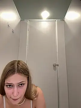 Snapshot of blonde_exe chatting on July 11, 2:39 pm blonde exe online show from July 11, 2:39 pm