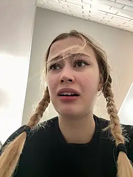 Snapshot of blonde_exe chatting on February 25, 3:34 pm blonde exe online show from February 25, 3:34 pm