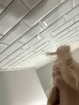 Snapshot of blonde_exe chatting on February 28, 9:42 am blonde exe online show from February 28, 9:42 am