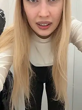 Snapshot of blonde_exe chatting on February 12, 4:29 pm blonde exe online show from February 12, 4:29 pm