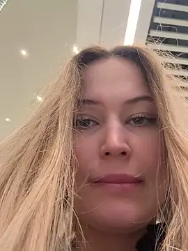 Snapshot of blonde_exe chatting on February 13, 3:45 pm blonde exe online show from February 13, 3:45 pm