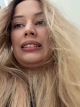 Snapshot of blonde_exe chatting on February 17, 3:31 pm blonde exe online show from February 17, 3:31 pm