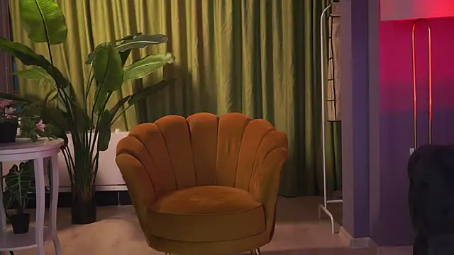 DelilahRayn online show from April 18, 7:51 pm