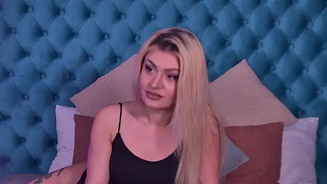 Snapshot of NayaBliss chatting on February 23, 2:39 pm NayaBliss online show from February 23, 2:39 pm