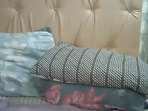 Snapshot of Ladyxx21 chatting on February 26, 12:32 am Ladyxx21 online show from February 26, 12:32 am