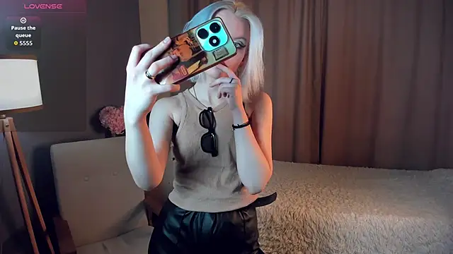 GoldenLenarz online show from March 11, 11:04 am