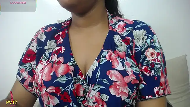 Snapshot of yaazhinii chatting on May 21, 11:51 am yaazhinii online show from May 21, 11:51 am