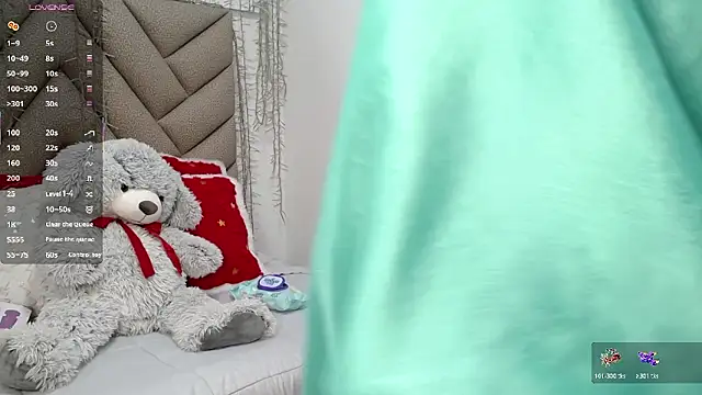 Snapshot of yaazhinii chatting on February 25, 11:43 am yaazhinii online show from February 25, 11:43 am