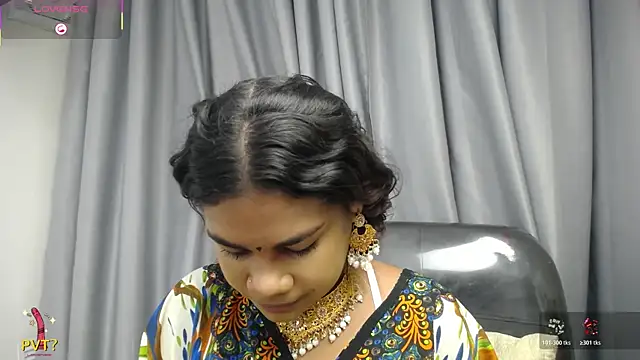 Snapshot of yaazhinii chatting on May 6, 11:47 am yaazhinii online show from May 6, 11:47 am