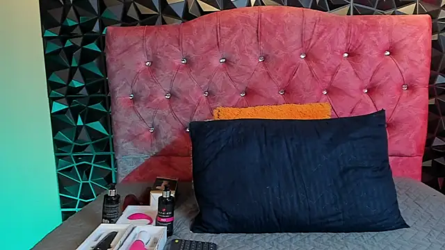 karenwild 1 online show from June 1, 1:44 pm