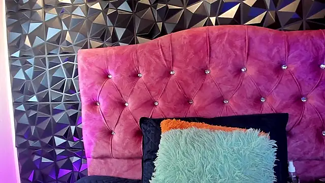 karenwild 1 online show from April 4, 6:25 pm