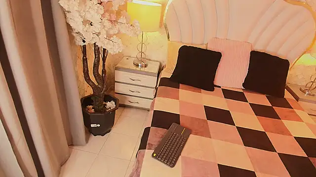 YazminJenner online show from April 14, 4:50 am