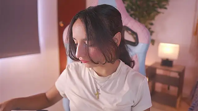  emily jonexs online show from February 5, 3:30 pm