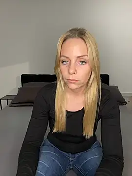 emily-becker22 online show from February 21, 4:31 pm