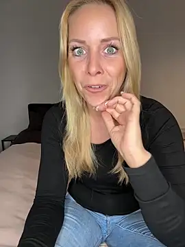 emily-becker22 online show from April 23, 3:35 pm