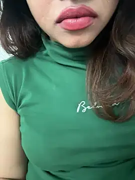 Snapshot of riya_sharma11 chatting on February 15, 12:33 am riya sharma11 online show from February 15, 12:33 am