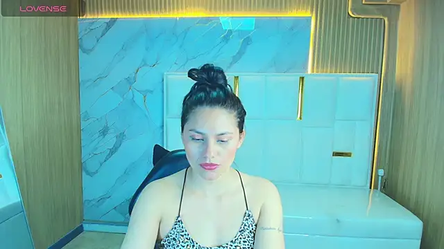 Snapshot of rox_luxury_tf chatting on May 4, 1:47 pm rox luxury tf online show from May 4, 1:47 pm