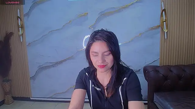 Snapshot of rox_luxury_tf chatting on June 2, 12:49 pm rox luxury tf online show from June 2, 12:49 pm