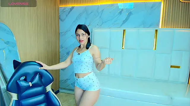 Snapshot of rox_luxury_tf chatting on April 30, 1:07 pm rox luxury tf online show from April 30, 1:07 pm