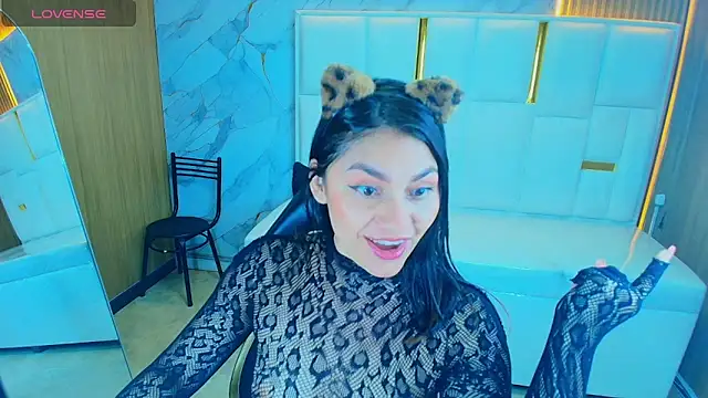 Snapshot of rox_luxury_tf chatting on May 6, 1:37 pm rox luxury tf online show from May 6, 1:37 pm