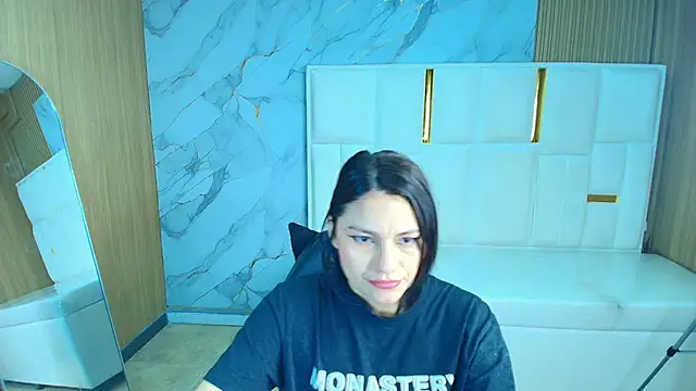 Snapshot of rox_luxury_tf chatting on April 20, 1:24 pm rox luxury tf online show from April 20, 1:24 pm
