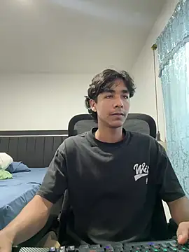 Snapshot of Pedestal_diamant chatting on February 22, 9:38 pm Pedestal diamant online show from February 22, 9:38 pm