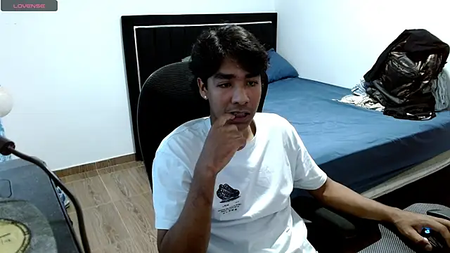 Snapshot of Pedestal_diamant chatting on February 18, 8:05 pm Pedestal diamant online show from February 18, 8:05 pm