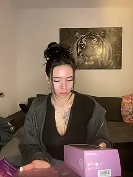 zoeelovee online show from February 9, 6:28 pm