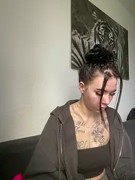 zoeelovee online show from February 25, 7:52 am