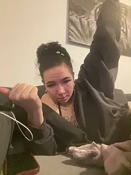 zoeelovee online show from February 27, 8:30 pm