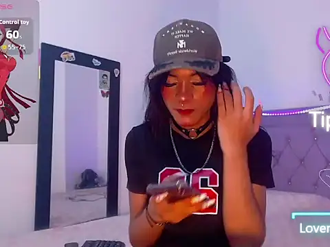 Snapshot of moonlyvelvet chatting on February 21, 6:04 am moonlyvelvet online show from February 21, 6:04 am