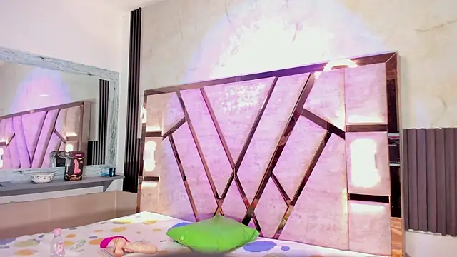 salem rosee online show from April 18, 1:41 am