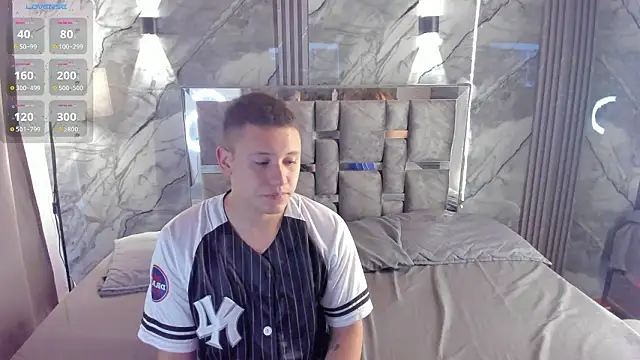 Snapshot of Manson_and_Zoe chatting on February 9, 11:30 am Manson and Zoe online show from February 9, 11:30 am