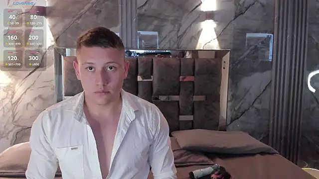 Snapshot of Manson_and_Zoe chatting on February 7, 11:51 am Manson and Zoe online show from February 7, 11:51 am