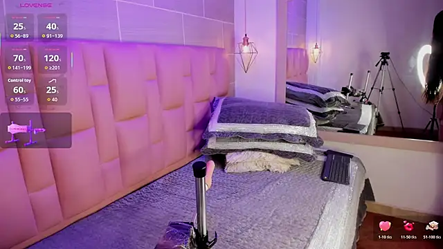 Naomi-Thompson online show from February 24, 8:21 pm