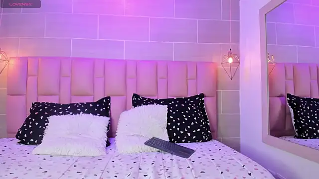 Naomi-Thompson online show from February 21, 7:27 pm