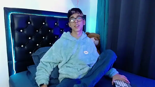 Snapshot of gabriel_x18 chatting on February 13, 10:54 pm gabriel x18 online show from February 13, 10:54 pm