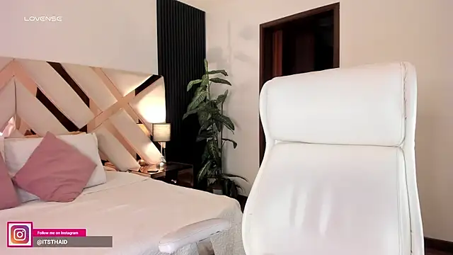 missthailand  online show from April 13, 11:20 pm