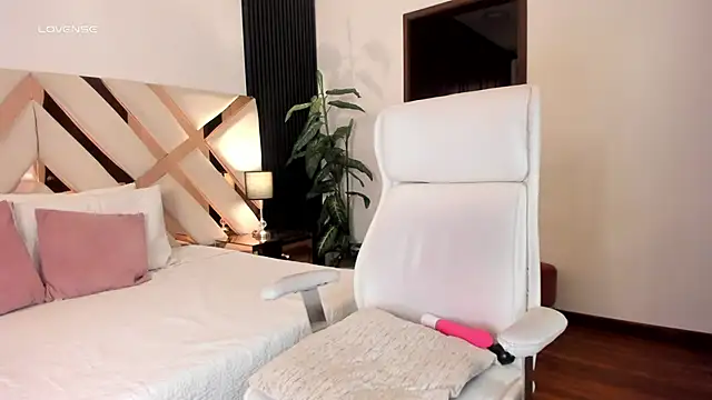 missthailand  online show from April 14, 10:26 pm