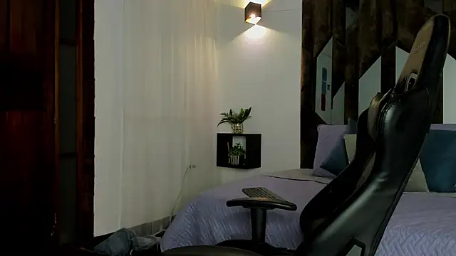 Logan Wolf-js online show from April 5, 1:56 am