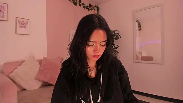 Mila jenner online show from February 19, 1:19 pm