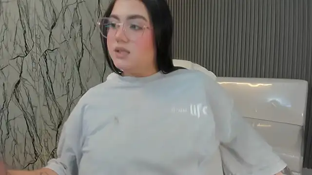 Snapshot of mady_musex chatting on February 24, 3:18 am mady musex online show from February 24, 3:18 am