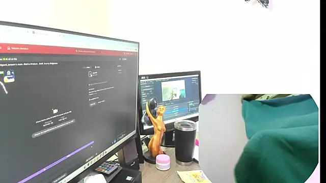 Snapshot of Nyomi_browm chatting on February 26, 5:18 am Nyomi browm online show from February 26, 5:18 am