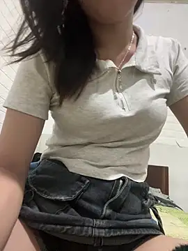 Snapshot of DoliceGirl2k chatting on May 10, 10:19 am DoliceGirl2k online show from May 10, 10:19 am