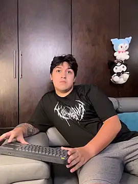 EmilyAndAndrew online show from May 13, 4:08 am