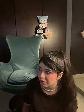 EmilyAndAndrew online show from April 10, 4:30 am